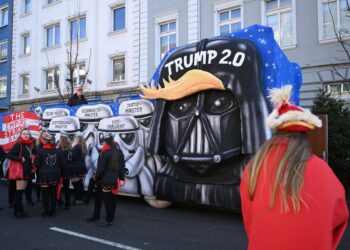 Manifestante demanda a la policía de DC y a la Guardia Nacional por arresto por tocar una canción de Star Wars