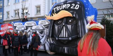 Manifestante demanda a la policía de DC y a la Guardia Nacional por arresto por tocar una canción de Star Wars