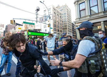 Manifestantes se enfrentan a agentes de ICE durante la operación en Chinatown de Nueva York
