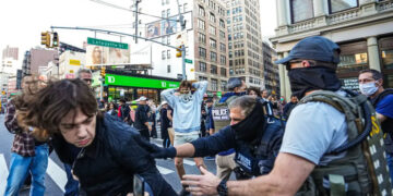 Manifestantes se enfrentan a agentes de ICE durante la operación en Chinatown de Nueva York