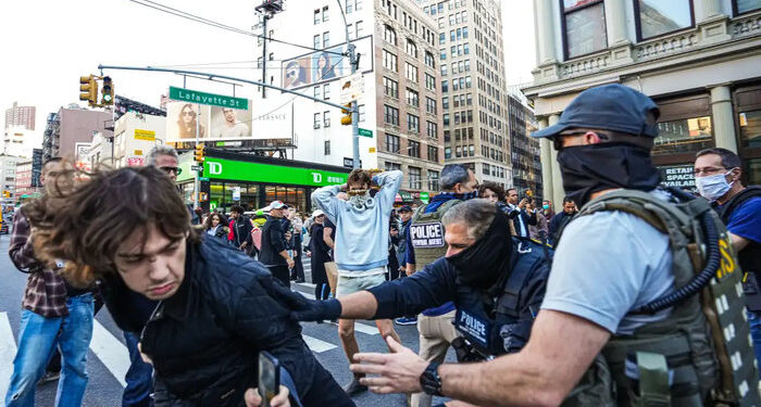 Manifestantes se enfrentan a agentes de ICE durante la operación en Chinatown de Nueva York