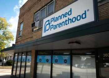 Más de 400 personas han sido acusadas de "delitos relacionados con el embarazo" desde "Dobbs"