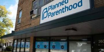 Más de 400 personas han sido acusadas de "delitos relacionados con el embarazo" desde "Dobbs"