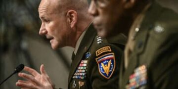 Los generales Christopher Cavoli y Michael Langley testifican durante una audiencia del Comité de Servicios Armados del Senado sobre las solicitudes de presupuesto de defensa para el año fiscal 2026, en el Capitolio de Washington, DC, el 3 de abril de 2025.