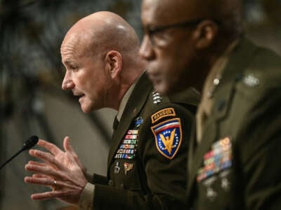 Los generales Christopher Cavoli y Michael Langley testifican durante una audiencia del Comité de Servicios Armados del Senado sobre las solicitudes de presupuesto de defensa para el año fiscal 2026, en el Capitolio de Washington, DC, el 3 de abril de 2025.