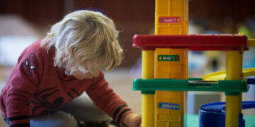 Más padres estadounidenses abandonan el trabajo a medida que los costos del cuidado infantil superan la inflación, informa BofA