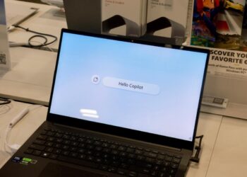 Una computadora portátil con Microsoft Copilot+ instalado se exhibe en Miami, Florida, el 18 de junio de 2024. (Joe Raedle/Getty Images)