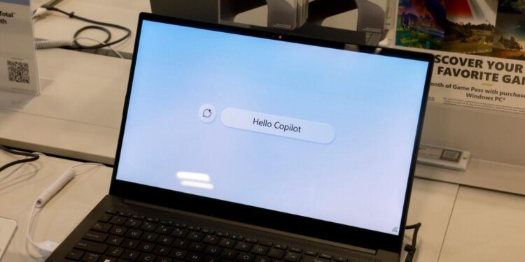 Una computadora portátil con Microsoft Copilot+ instalado se exhibe en Miami, Florida, el 18 de junio de 2024. (Joe Raedle/Getty Images)