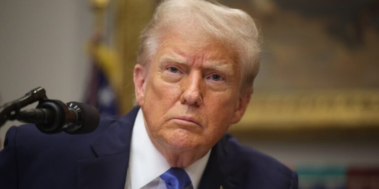 El presidente de los Estados Unidos, Donald J. Trump, respondió preguntas de los periodistas en la sala Roosevelt de la Casa Blanca después de anunciar preocupaciones sobre un posible vínculo entre el acetaminofeno y el autismo. Los comentarios provocaron atención pública y médica inmediata durante su sesión informativa del 22 de septiembre de 2025. En la foto: Donald J Trump Ref: Blu_S8545966 220925 Imagen no exclusiva Por: Ron Sachs / CNP / Splashnews.com Splash News and Pictures USA: 310-525-5808 UK: 020 8126 1009 eeamteam@shutterstock.com World Derechos, Derechos de France Derechos