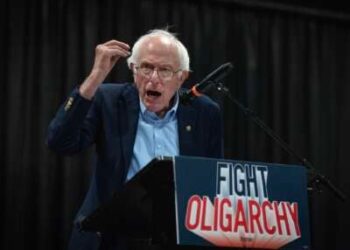 El senador Bernie Sanders (I-Vermont) habla con los invitados durante la primera parada de su "Luchando contra la oligarquía" gira, Midwest swing, en el RiverCenter el 22 de agosto de 2025 en Davenport, Iowa.