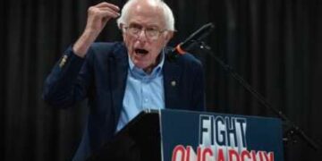 El senador Bernie Sanders (I-Vermont) habla con los invitados durante la primera parada de su "Luchando contra la oligarquía" gira, Midwest swing, en el RiverCenter el 22 de agosto de 2025 en Davenport, Iowa.