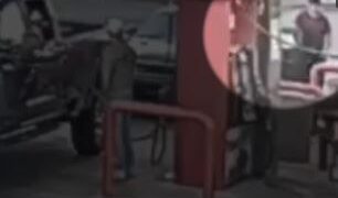 Tyler Robinson llena con calma su auto en una estación de servicio.