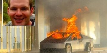 Momento aterrador: el conductor de Tesla sale volando cuando el cargador EXPLOTA mientras conectaba su vehículo eléctrico con un 'adaptador de imitación'