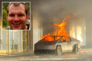 Momento aterrador: el conductor de Tesla sale volando cuando el cargador EXPLOTA mientras conectaba su vehículo eléctrico con un 'adaptador de imitación'