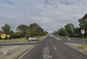 Momento aterrador: un camión que patina y aplasta un coche, matando a dos personas tras perder el control en una carretera empapada por la lluvia