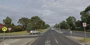 Momento aterrador: un camión que patina y aplasta un coche, matando a dos personas tras perder el control en una carretera empapada por la lluvia