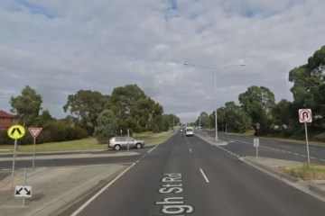 Momento aterrador: un camión que patina y aplasta un coche, matando a dos personas tras perder el control en una carretera empapada por la lluvia