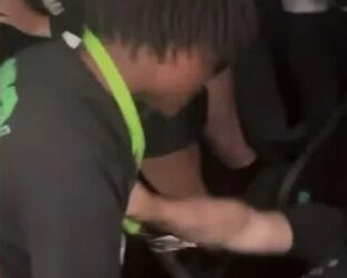 El trabajador de conciertos es atacado por un niño de 14 años.