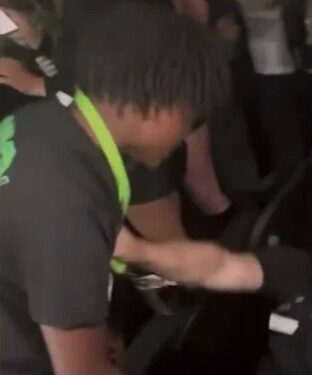 El trabajador de conciertos es atacado por un niño de 14 años.