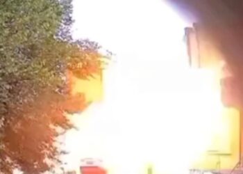 Una explosión de automóvil en una calle en Kherson.