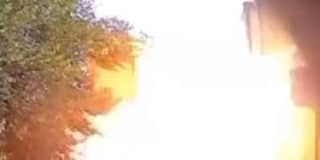 Una explosión de automóvil en una calle en Kherson.