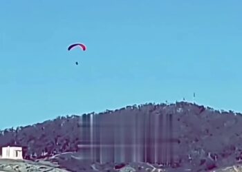 Un parapente volando sobre la frontera hacia Ceuta.