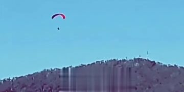 Un parapente volando sobre la frontera hacia Ceuta.