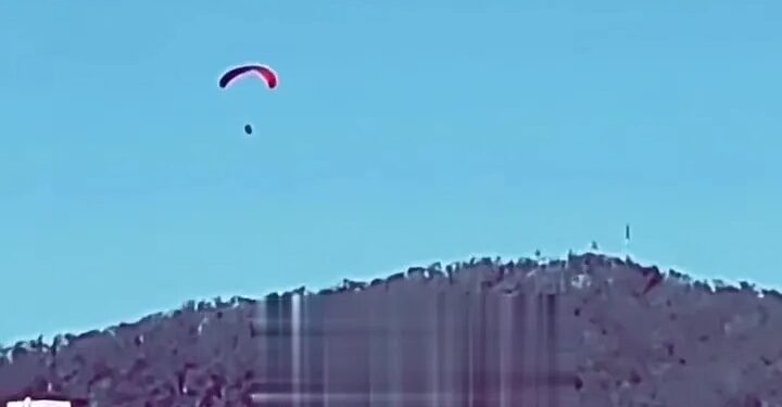 Un parapente volando sobre la frontera hacia Ceuta.