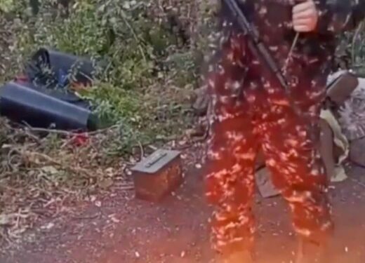 Aiden Minnis quemando un pasaporte del Reino Unido en el suelo.