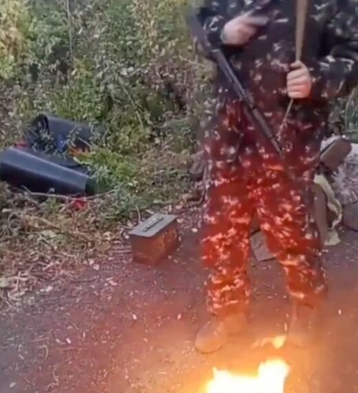 Aiden Minnis quemando un pasaporte del Reino Unido en el suelo.