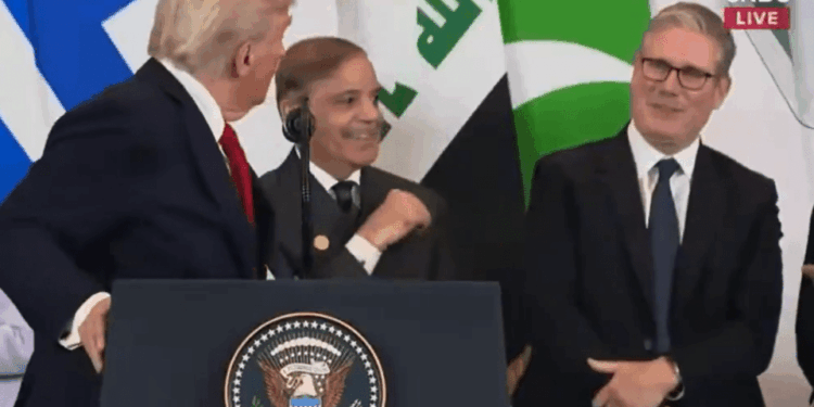 Donald Trump con Shehbaz Sharif y Keir Starmer, de pie ante banderas de diferentes naciones.