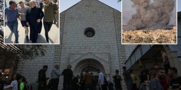 Momento en el que atrapan a un sacerdote sin camisa con la prometida de un feligrés escondida debajo del fregadero... pero él afirma que "ella sólo quería una ducha"