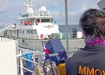 Un vídeo de la Guardia Costera de Filipinas que muestra un barco de la Guardia Costera de China desplegando un cañón de agua en el Mar de China Meridional.