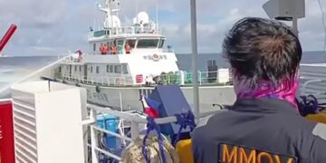 Un vídeo de la Guardia Costera de Filipinas que muestra un barco de la Guardia Costera de China desplegando un cañón de agua en el Mar de China Meridional.
