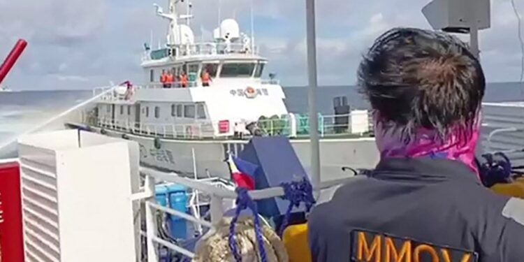 Un vídeo de la Guardia Costera de Filipinas que muestra un barco de la Guardia Costera de China desplegando un cañón de agua en el Mar de China Meridional.