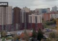 Vista de Tyumen, Rusia, con edificios residenciales y sitios de construcción.