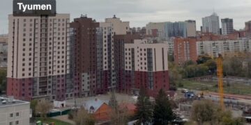 Vista de Tyumen, Rusia, con edificios residenciales y sitios de construcción.