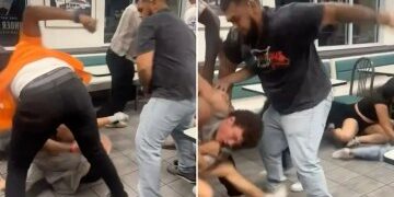 Momento impactante: la pecera gigante de un restaurante chino explota inundando el comedor con agua y mariscos vivos