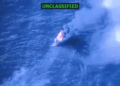 Un recipiente ardiente en mares azules ásperos.