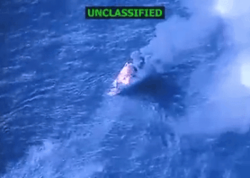 Un recipiente ardiente en mares azules ásperos.