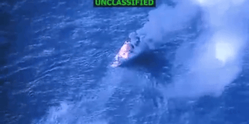 Un recipiente ardiente en mares azules ásperos.