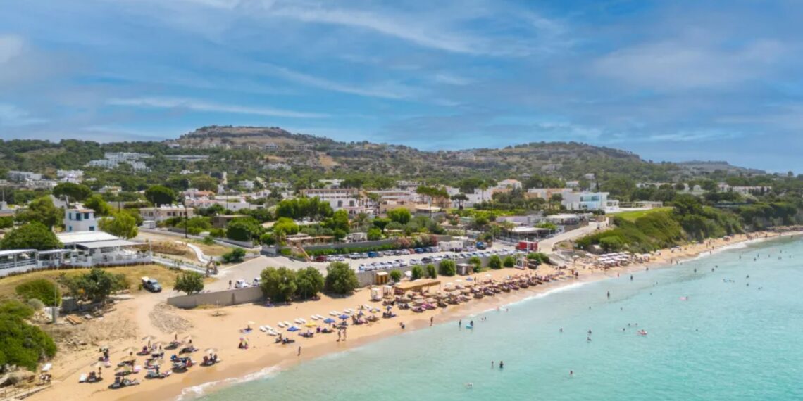 Un collage de imágenes que contiene 1 imágenes. La imagen 1 muestra la playa de Pefkos o Pefki en Rodas. Grecia