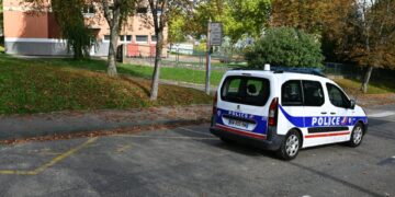 Un vehículo de la policía francesa pasa por la escuela primaria francesa Montagne en Sarreguemines, noreste de Francia, el 13 de octubre de 2025, tras el probable suicidio de un alumno de 9 años el 11 de octubre de 2025. Rosas blancas en las puertas de la escuela: Las emociones estaban en pleno apogeo el 13 de octubre de 2025, en Sarreguemines (Mosela) después del probable suicidio de Sara, de 9 años, que fue encontrada muerta en su casa con un suicidio nota. Antes de que comenzaran las clases, una docena de padres se reunieron frente a la escuela primaria de Montagne. Se reunieron para mostrar su "apoyo" para la familia del niño, sino también para expresar su "inquietud" y "enojo" tras esta tragedia que azotó a esta localidad de 20.000 habitantes situada no lejos de la frontera alemana. (Foto de Jean-Christophe VERHAEGEN/AFP) (Foto de JEAN-CHRISTOPHE VERHAEGEN/AFP vía Getty Images)