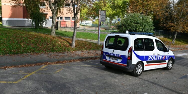 Un vehículo de la policía francesa pasa por la escuela primaria francesa Montagne en Sarreguemines, noreste de Francia, el 13 de octubre de 2025, tras el probable suicidio de un alumno de 9 años el 11 de octubre de 2025. Rosas blancas en las puertas de la escuela: Las emociones estaban en pleno apogeo el 13 de octubre de 2025, en Sarreguemines (Mosela) después del probable suicidio de Sara, de 9 años, que fue encontrada muerta en su casa con un suicidio nota. Antes de que comenzaran las clases, una docena de padres se reunieron frente a la escuela primaria de Montagne. Se reunieron para mostrar su "apoyo" para la familia del niño, sino también para expresar su "inquietud" y "enojo" tras esta tragedia que azotó a esta localidad de 20.000 habitantes situada no lejos de la frontera alemana. (Foto de Jean-Christophe VERHAEGEN/AFP) (Foto de JEAN-CHRISTOPHE VERHAEGEN/AFP vía Getty Images)