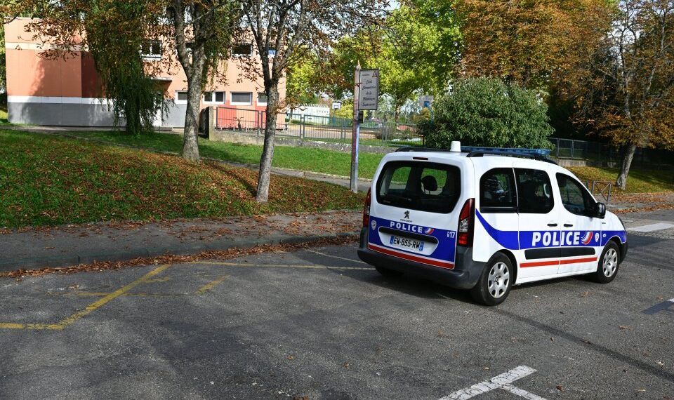 Un vehículo de la policía francesa pasa por la escuela primaria francesa Montagne en Sarreguemines, noreste de Francia, el 13 de octubre de 2025, tras el probable suicidio de un alumno de 9 años el 11 de octubre de 2025. Rosas blancas en las puertas de la escuela: Las emociones estaban en pleno apogeo el 13 de octubre de 2025, en Sarreguemines (Mosela) después del probable suicidio de Sara, de 9 años, que fue encontrada muerta en su casa con un suicidio nota. Antes de que comenzaran las clases, una docena de padres se reunieron frente a la escuela primaria de Montagne. Se reunieron para mostrar su "apoyo" para la familia del niño, sino también para expresar su "inquietud" y "enojo" tras esta tragedia que azotó a esta localidad de 20.000 habitantes situada no lejos de la frontera alemana. (Foto de Jean-Christophe VERHAEGEN/AFP) (Foto de JEAN-CHRISTOPHE VERHAEGEN/AFP vía Getty Images)