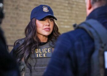 Noem anuncia que ICE ampliará sus esfuerzos en Portland y Chicago