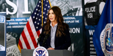 Noem defiende la compra de dos aviones de la Guardia Costera por parte del DHS tras las críticas de los legisladores