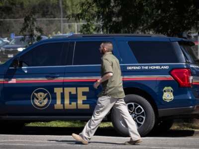 Un vehículo de ICE se encuentra cerca del complejo de la cárcel y el juzgado del condado de Cook el 8 de septiembre de 2025, en Chicago, Illinois.