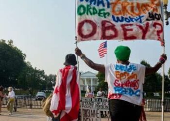 Los manifestantes se manifiestan contra el uso de soldados de la Guardia Nacional y agentes federales por parte de Donald Trump para vigilar Washington, DC, el 6 de septiembre de 2025.
