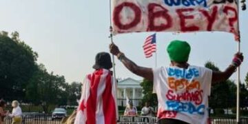 Los manifestantes se manifiestan contra el uso de soldados de la Guardia Nacional y agentes federales por parte de Donald Trump para vigilar Washington, DC, el 6 de septiembre de 2025.